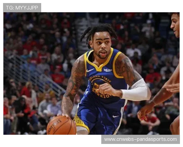 罗宾逊临时照料哈特孩子,场边温馨画面 罗宾逊临时照料哈特孩子,场边温馨画面